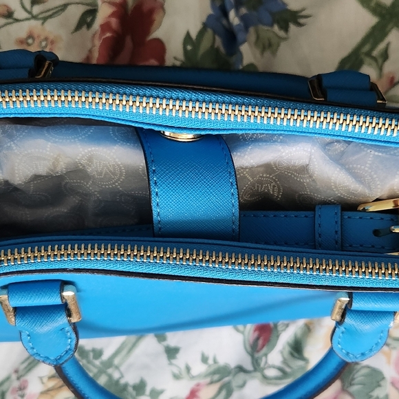 Michael Kors Crossbody Handbag - Picture 2 of 11